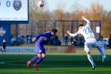 Minsk, Beyaz Rusya - 7 Nisan 2018: Futbol oyuncu atlama Beyaz Rusya Premier Ligi futbol maçı sırasında Fc Dinamo Minsk ve Fc Isloch Fc Minsk Stadyumu'nda arasında