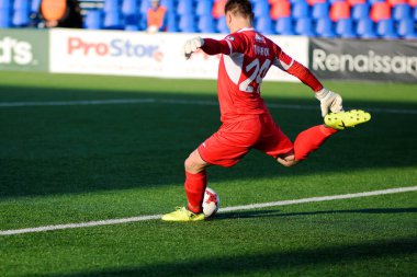 Minsk, Beyaz Rusya - 7 Nisan 2018: Kaleci Fc Dinamo Minsk ve Fc Isloch Fc Minsk Stadı nda Beyaz Rusya Premier Ligi futbol maçı sırasında Top hits