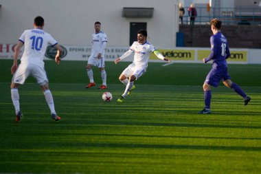 Minsk, Beyaz Rusya - 7 Nisan 2018: Futbol oyuncuları Fc Dinamo Minsk ve Fc Isloch Fc Minsk Stadı nda Beyaz Rusya Premier Ligi futbol maçı sırasında