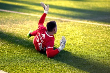 Minsk, Beyaz Rusya - 7 Nisan 2018: Kaleci atlar Beyaz Rusya Premier Ligi futbol maçı sırasında Fc Dinamo Minsk ve Fc Isloch Fc Minsk Stadyumu'nda arasında