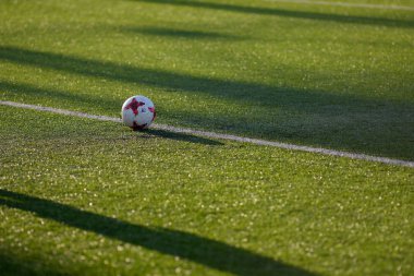 Minsk, Beyaz Rusya - 7 Nisan 2018: Futbol adidas topu Fc Dinamo Minsk ve Fc Isloch Fc Minsk Stadı nda Beyaz Rusya Premier Ligi futbol maçı sırasında