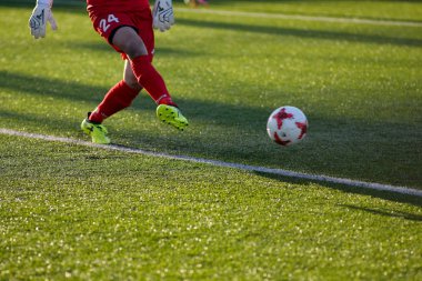 Minsk, Beyaz Rusya - 7 Nisan 2018: Kaleci Fc Dinamo Minsk ve Fc Isloch Fc Minsk Stadı nda Beyaz Rusya Premier Ligi futbol maçı sırasında Top hits