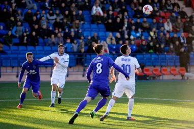 Minsk, Beyaz Rusya - 7 Nisan 2018: Futbol oyuncular kavga Fc Dinamo Minsk ve Fc Isloch Fc Minsk Stadı nda Beyaz Rusya Premier Ligi futbol maçı sırasında top için