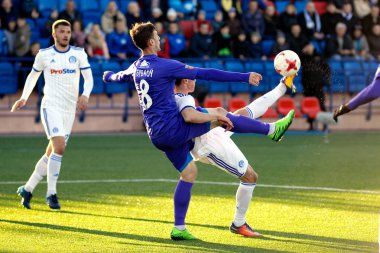 Minsk, Beyaz Rusya - 7 Nisan 2018: Futbol oyuncular kavga Fc Dinamo Minsk ve Fc Isloch Fc Minsk Stadı nda Beyaz Rusya Premier Ligi futbol maçı sırasında top için