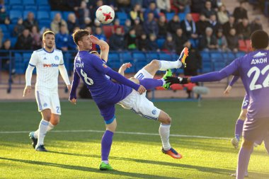Minsk, Beyaz Rusya - 7 Nisan 2018: Futbol oyuncular kavga Fc Dinamo Minsk ve Fc Isloch Fc Minsk Stadı nda Beyaz Rusya Premier Ligi futbol maçı sırasında top için