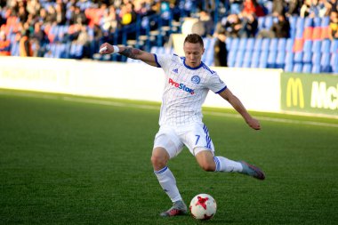 Minsk, Beyaz Rusya - 7 Nisan 2018: Futbol oyuncu tekme Fc Dinamo Minsk ve Fc Isloch Fc Minsk Stadı nda Beyaz Rusya Premier Ligi futbol maçı sırasında top