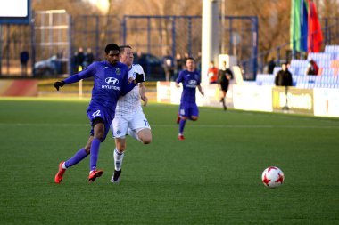 Minsk, Beyaz Rusya - 7 Nisan 2018: Futbol oyuncular kavga Fc Dinamo Minsk ve Fc Isloch Fc Minsk Stadı nda Beyaz Rusya Premier Ligi futbol maçı sırasında top için