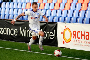 Minsk, Beyaz Rusya - 7 Nisan 2018: Futbol oyuncusu Fc Dinamo Minsk ve Fc Isloch Fc Minsk Stadı nda Beyaz Rusya Premier Ligi futbol maçı sırasında