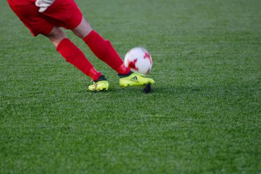Minsk, Beyaz Rusya - 7 Nisan 2018: Kaleci Fc Dinamo Minsk ve Fc Isloch Fc Minsk Stadı nda Beyaz Rusya Premier Ligi futbol maçı sırasında Top hits