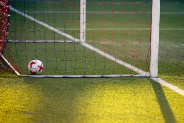 Minsk, Beyaz Rusya - 7 Nisan 2018: Futbol topu gates Fc Dinamo Minsk ve Fc Isloch Fc Minsk Stadı nda Beyaz Rusya Premier Ligi futbol maçı sırasında içinde