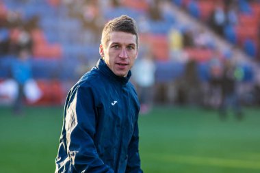 Minsk, Beyaz Rusya - 7 Nisan 2018: Nikita Bukatkin, Fc Isloch önce Fc Dinamo Minsk ve Fc Isloch Fc Minsk Stadı nda Beyaz Rusya Premier Ligi futbol maçı