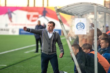 Minsk, Beyaz Rusya - 7 Nisan 2018: Sergei Gurenko, Fc Dinamo Minsk Fc Dinamo Minsk ve Fc Isloch Fc Minsk Stadı nda Beyaz Rusya Premier Ligi futbol maçı sırasında koçu
