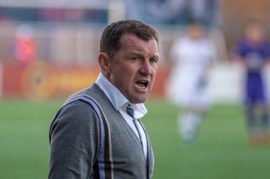 Minsk, Beyaz Rusya - 7 Nisan 2018: Sergei Gurenko, Fc Dinamo Minsk nın baş teknik direktörü Fc Dinamo Minsk ve Fc Isloch Fc Minsk Stadı nda Beyaz Rusya Premier Ligi futbol maçı sırasında çığlık atıyor