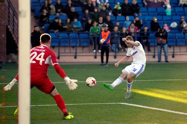 MINSK, BELARUS - APRIL 7, 2018: Soccer player kick the ball during the Belarusian Premier League football match between FC Dynamo Minsk and FC Isloch at the FC Minsk Stadium — Stock Photo, Image