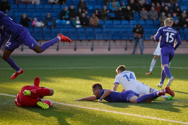 Minsk, Beyaz Rusya - 7 Nisan 2018: Futbol oyuncuları Fc Dinamo Minsk ve Fc Isloch Fc Minsk Stadı nda Beyaz Rusya Premier Ligi futbol maçı sırasında