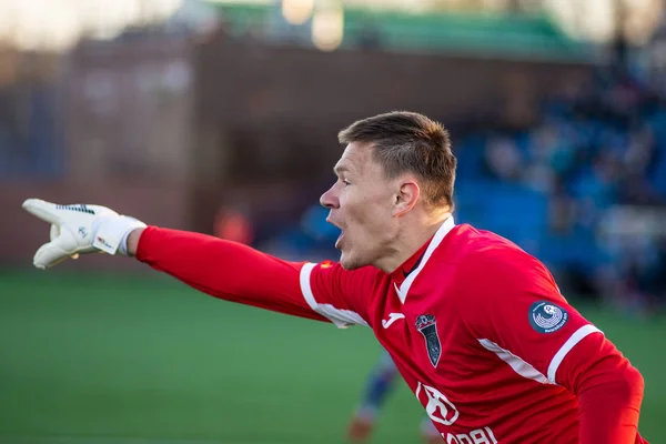 MINSK, BELARUS - 7 DE ABRIL DE 2018: Sergey Turanok portero de Isloch grita durante el partido de fútbol bielorruso de la Premier League entre el FC Dynamo Minsk y el FC Isloch en el Estadio FC Minsk — Foto de Stock