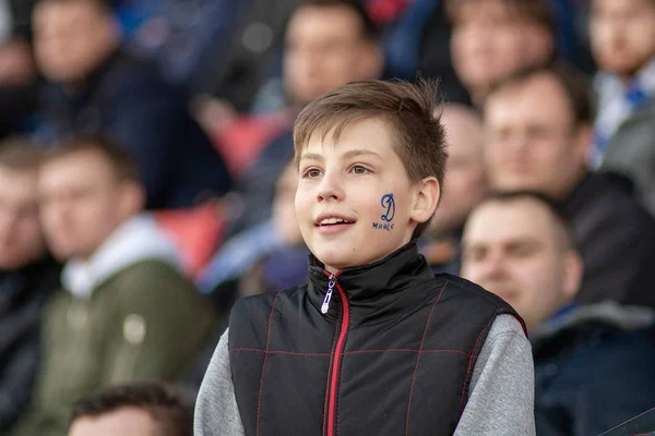 MINSK, BELARUS - 7 DE ABRIL DE 2018: Los aficionados al FC Dynamo Minsk durante el partido de fútbol de la Liga Premier de Bielorrusia entre el FC Dynamo Minsk y el FC Isloch en el estadio del FC Minsk — Foto de Stock