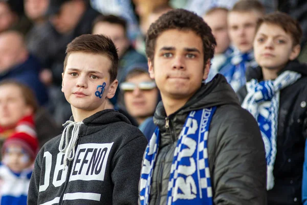 Minsk, Beyaz Rusya - 7 Nisan 2018: Fc Dinamo Minsk hayranları Fc Dinamo Minsk ve Fc Isloch Fc Minsk Stadı nda Beyaz Rusya Premier Ligi futbol maçı sırasında