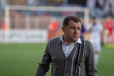 Minsk, Beyaz Rusya - 7 Nisan 2018: Sergei Gurenko, Fc Dinamo Minsk nın baş teknik direktörü tepki Fc Dinamo Minsk ve Fc Isloch Fc Minsk Stadı nda Beyaz Rusya Premier Ligi futbol maçı sırasında.