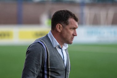 Minsk, Beyaz Rusya - 7 Nisan 2018: Sergei Gurenko, Fc Dinamo Minsk nın baş teknik direktörü tepki Fc Dinamo Minsk ve Fc Isloch Fc Minsk Stadı nda Beyaz Rusya Premier Ligi futbol maçı sırasında.