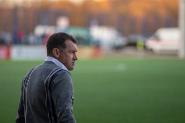 Minsk, Beyaz Rusya - 7 Nisan 2018: Sergei Gurenko, Fc Dinamo Minsk nın baş teknik direktörü tepki Fc Dinamo Minsk ve Fc Isloch Fc Minsk Stadı nda Beyaz Rusya Premier Ligi futbol maçı sırasında.