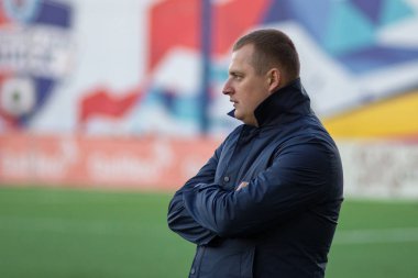 Minsk, Beyaz Rusya - 7 Nisan 2018: Vitaly Zhukovsky, Fc Isloch nın baş teknik direktörü Fc Dinamo Minsk ve Fc Isloch Fc Minsk Stadı nda Beyaz Rusya Premier Ligi futbol maçı sırasında görünüyor.