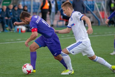 Minsk, Beyaz Rusya - 7 Nisan 2018: Futbol oyuncuları Fc Dinamo Minsk ve Fc Isloch Fc Minsk Stadı nda Beyaz Rusya Premier Ligi futbol maçı sırasında.