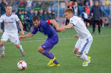 Minsk, Beyaz Rusya - 7 Nisan 2018: Futbol oyuncuları Fc Dinamo Minsk ve Fc Isloch Fc Minsk Stadı nda Beyaz Rusya Premier Ligi futbol maçı sırasında.