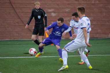 Minsk, Beyaz Rusya - 7 Nisan 2018: Futbol oyuncuları Fc Dinamo Minsk ve Fc Isloch Fc Minsk Stadı nda Beyaz Rusya Premier Ligi futbol maçı sırasında.