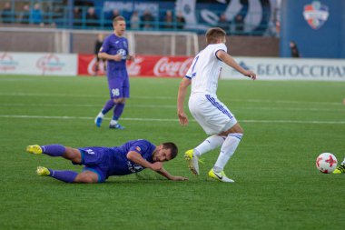 Minsk, Beyaz Rusya - 7 Nisan 2018: Futbol oyuncuları Fc Dinamo Minsk ve Fc Isloch Fc Minsk Stadı nda Beyaz Rusya Premier Ligi futbol maçı sırasında.