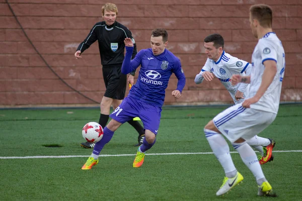 MINSK, BELARUS - 7 DE ABRIL DE 2018: Jugadores de fútbol durante el partido de fútbol de la Liga Premier de Belarús entre el FC Dynamo Minsk y el FC Isloch en el Estadio FC Minsk . — Foto de Stock