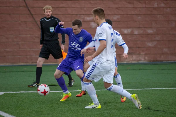 MINSK, BELARUS - 7 AVRIL 2018 : Joueurs de football lors du match de football de la Premier League biélorusse entre le FC Dynamo Minsk et le FC Isloch au stade du FC Minsk . — Photo