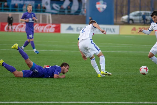 Minsk, Beyaz Rusya - 7 Nisan 2018: Futbol oyuncuları Fc Dinamo Minsk ve Fc Isloch Fc Minsk Stadı nda Beyaz Rusya Premier Ligi futbol maçı sırasında.