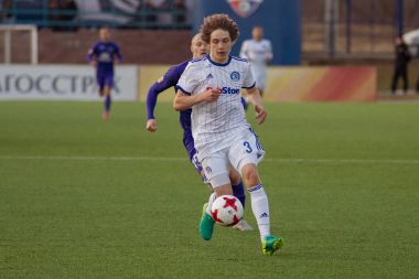Minsk, Beyaz Rusya - 7 Nisan 2018: Futbol oyuncuları Fc Dinamo Minsk ve Fc Isloch Fc Minsk Stadı nda Beyaz Rusya Premier Ligi futbol maçı sırasında.