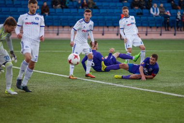 Minsk, Beyaz Rusya - 7 Nisan 2018: Futbol oyuncuları Fc Dinamo Minsk ve Fc Isloch Fc Minsk Stadı nda Beyaz Rusya Premier Ligi futbol maçı sırasında.