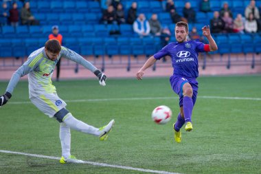 Minsk, Beyaz Rusya - 7 Nisan 2018: Futbol oyuncuları Fc Dinamo Minsk ve Fc Isloch Fc Minsk Stadı nda Beyaz Rusya Premier Ligi futbol maçı sırasında.