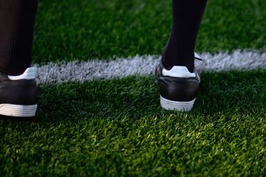 ayak bir futbolcu ya da futbolcu yeşil çimenlerin üzerinde