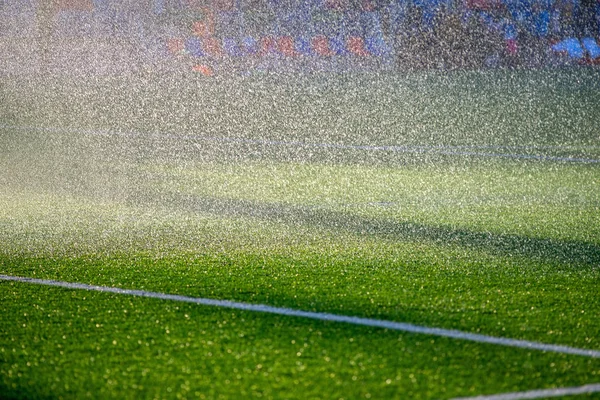 Sulama çim. Yağmurlama sulama futbol sahası.