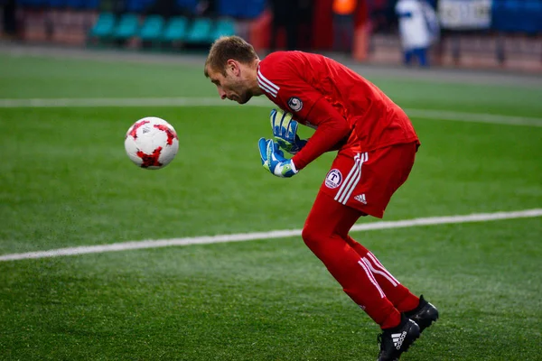 MINSK, BELARUS - 31 de março de 2018: goleiro salva a bola durante o jogo de futebol da Premier League bielorrussa entre o FC Dynamo Minsk e o FC Torpedo no FC Minsk Stadium . — Fotografia de Stock