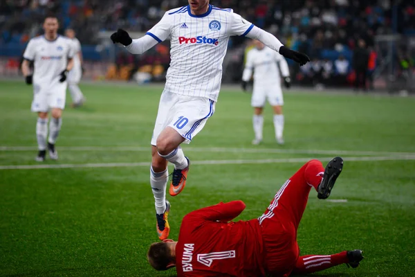 MINSK, BELARUS - 31 DE MARZO DE 2018: Jugadores de fútbol luchan por el balón durante el partido de fútbol de la Liga Premier de Bielorrusia entre el FC Dynamo Minsk y el FC Torpedo en el Estadio FC Minsk . — Foto de Stock