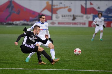 Minsk, Beyaz Rusya - 31 Mart 2018: Futbol oyuncular kavga Fc Dinamo Minsk ve Fc Torpedo Fc Minsk Stadı nda Beyaz Rusya Premier Ligi futbol maçı sırasında top için.