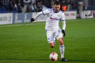 Minsk, Beyaz Rusya - 31 Mart 2018: Futbol oyuncusu topu Fc Dinamo Minsk ve Fc Torpedo Fc Minsk Stadı nda Beyaz Rusya Premier Ligi futbol maçı sırasında ile.
