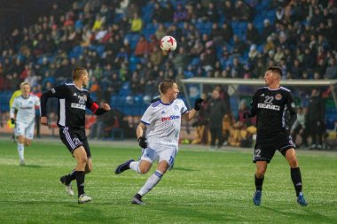 Minsk, Beyaz Rusya - 31 Mart 2018: Futbol oyuncular kavga Fc Dinamo Minsk ve Fc Torpedo Fc Minsk Stadı nda Beyaz Rusya Premier Ligi futbol maçı sırasında top için.