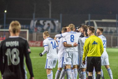 Minsk, Beyaz Rusya - 31 Mart 2018: Futbolcular Fc Dinamo Minsk ve Fc Torpedo Fc Minsk Stadı nda Beyaz Rusya Premier Ligi futbol maçı sırasında hedef kutlamak.