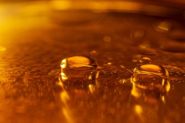 Yağ damlaları ve bir metal dişli motor yüzeye kabarcıklar. Portre fotoğraf.