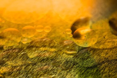 Yağ damlaları ve bir metal dişli motor yüzeye kabarcıklar. Portre fotoğraf.