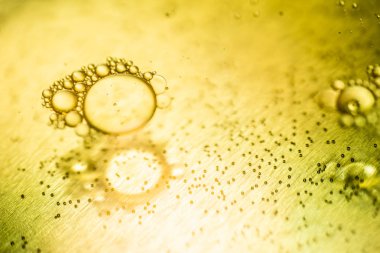 Yağ damlaları ve bir metal dişli motor yüzeye kabarcıklar. Portre fotoğraf.