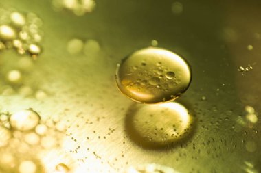 Yağ damlaları ve bir metal dişli motor yüzeye kabarcıklar. Portre fotoğraf.