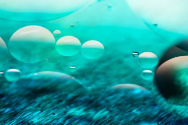 Renkli yağ damlaları ve bir metal dişli motor yüzeye kabarcıklar. Portre fotoğraf.