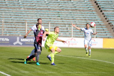 Minsk, Beyaz Rusya - 6 Mayıs 2018: Futbol oyuncular kavga Fc Dinamo Minsk ve Fc Shakhtar Traktor Stadı nda Beyaz Rusya Premier Ligi futbol maçı sırasında top için.